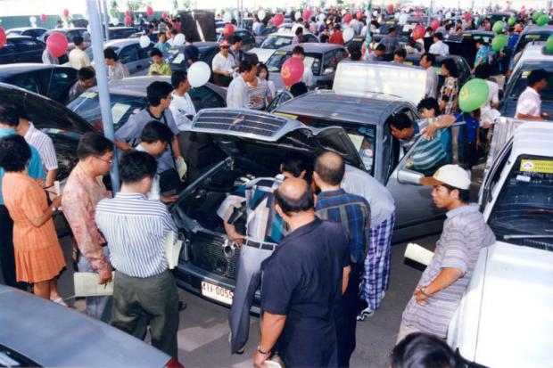   Người dân đến buổi đấu giá xe lấy từ các công ty tài chính đóng cửa sau khủng hoảng tài chính châu Á. Ảnh: Bangkok Post  