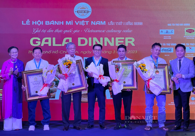 Đại diện các thương bánh mì lâu đời nhất Sài Gòn - TP.HCM nhận chứng nhận của tổ chức Kỷ lục Việt Nam, tối 31/3. Ảnh: Hồng Phúc