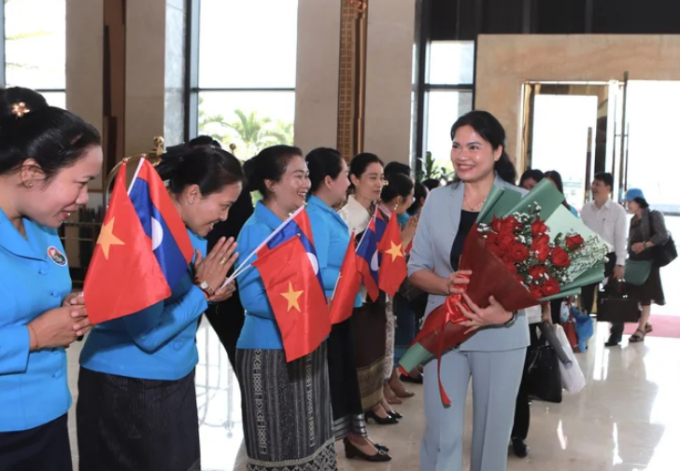   Hội LHPN Lào chào đón Chủ tịch Hội LHPN Việt Nam Hà Thị Nga cùng Đoàn trong chuyến thăm hữu nghị Lào  