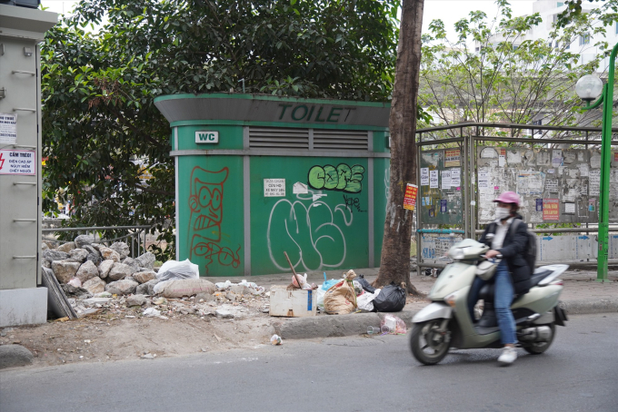 Nhà vệ sinh công cộng ở phố Giáp Nhất trở thành nơi tập kết vật liệu, rác thải. Ảnh: Hữu Chánh