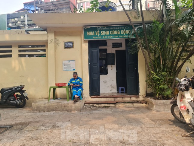   Nhà vệ sinh công cộng cũ trên phố Phùng Hưng (quận Hoàn Kiếm).  