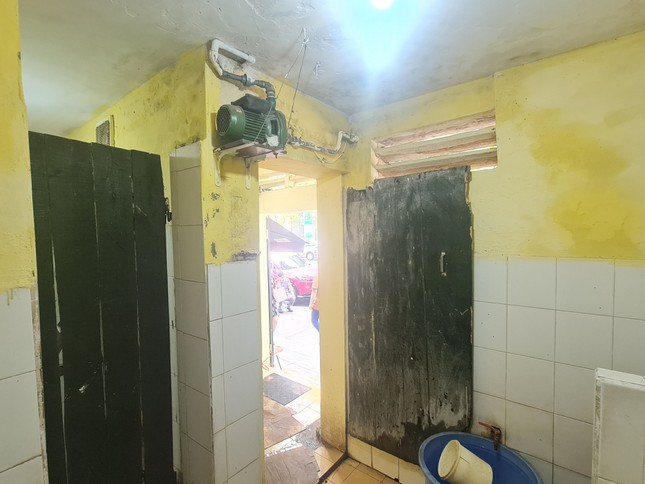   Tại phố Lý Thường Kiệt (quận Hoàn Kiếm), nhà vệ sinh công cộng cũng chỉ được sửa chữa lại.  