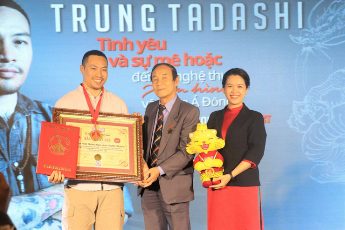   Phó chủ tịch Trung ương Hội Kỷ lục gia Việt Nam (giữa) trao bằng kỷ lục Việt Nam cho Trung Tadashi (trái) - Ảnh: BTC  