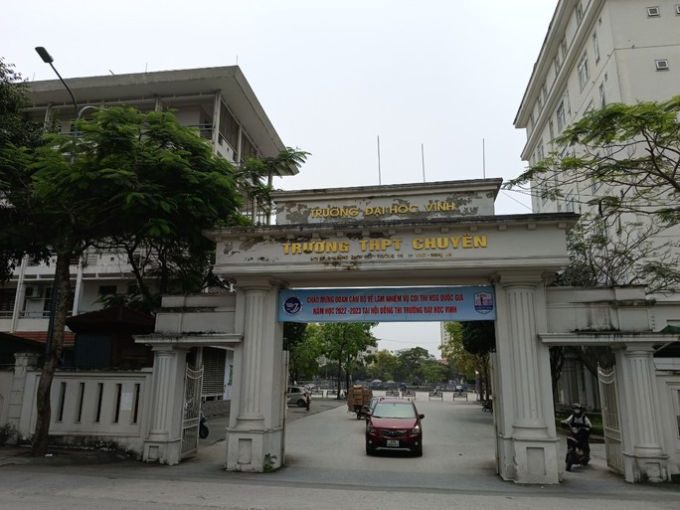   Trường THPT chuyên Đại học Vinh, nơi em N. theo học.  