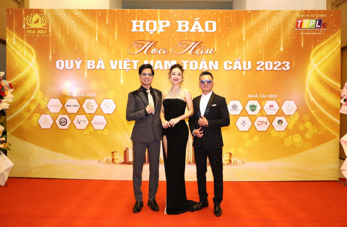 Ông Trương Tuấn- Phó ban tổ chức cuộc thi, Hoa hậu Jennifer Phạm và danh ca Ngọc Sơn.