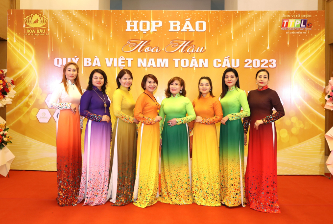 Các thí sinh Hoa hậu Quý bà Việt Nam Toàn cầu 2023 duyên dáng trong trang phục áo dài.