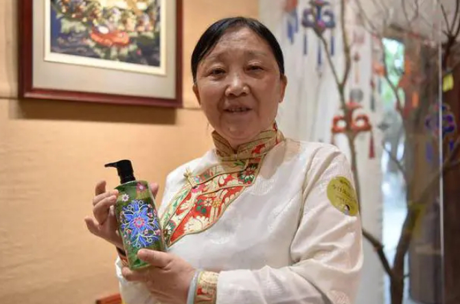 Người phụ nữ Tây Tạng kiếm 27 tỷ đồng mỗi năm nhờ thêu thùa