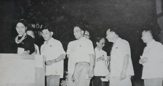 Bà Hoàng Thị Hàng cầm lá phiếu bầu lãnh đạo Nhà nước tại Kỳ họp thứ Nhất, Quốc hội khóa VI năm 1976 (ảnh: Kỷ yếu 70 năm Quốc hội Việt Nam)