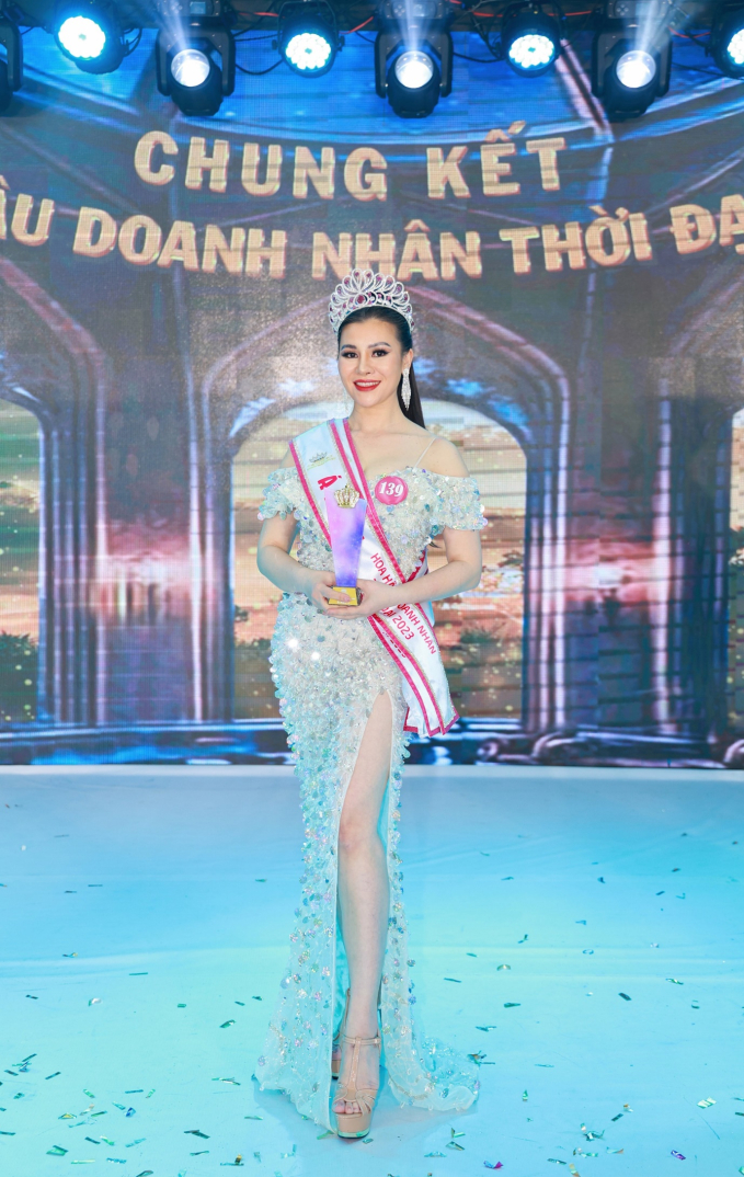 Vượt qua nhiều thí sinh khác, doanh nhân Lê Thị Hằng Nga đăng quang ngôi vị Á hậu 1 cuộc thi Hoa hậu Doanh nhân Thời đại 2023.
