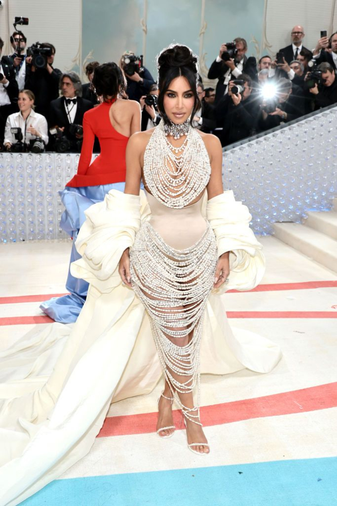   Tại Met Gala 2023, Kim Kardashian tiếp tục là cái tên gây tranh cãi. Báo nước ngoài miêu tả: 