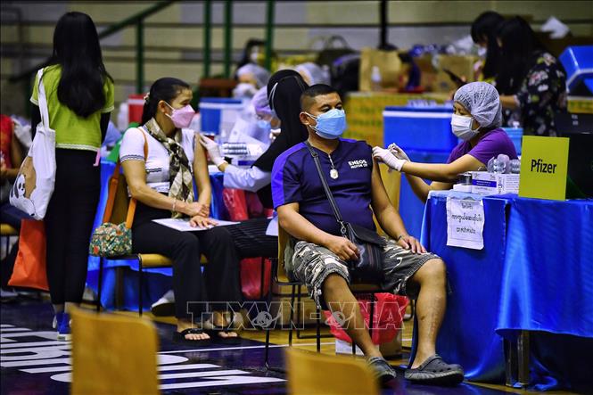 Nhân viên y tế tiêm vaccine ngừa COVID-19 cho người dân tại Bangkok, Thái Lan. Ảnh minh họa: AFP/TTXVN