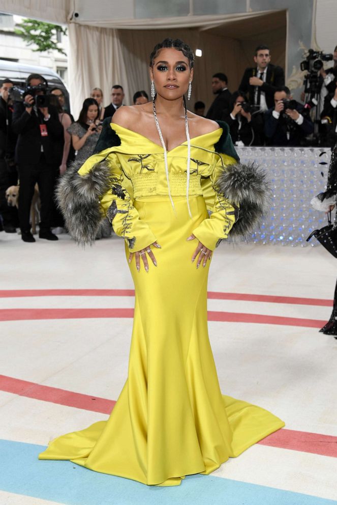   Ariana De Bose diện thiết kế vàng rực rỡ, thậm chí bị cho là kì quái không chút liên quan đến chủ đề năm nay.   
