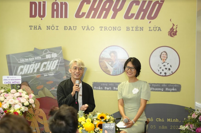 Trần Đạt Bạch Dương giao lưu với độc giả TPHCM trong ngày ra mắt tiểu thuyết đầu tay “Dự án Cháy Chợ”.
