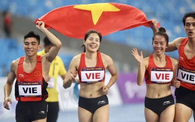   Nguyễn Thị Huyền cùng các đồng đội giành HCV nội dung chạy tiếp sức 4x400m hỗn hợp nam nữ (Ảnh : Mai Sơn).  