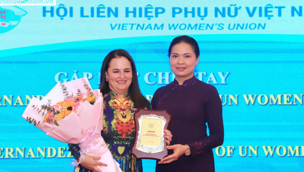   Ủy viên TƯ Đảng, Chủ tịch Hội LHPN Việt Nam Hà Thị Nga (phải) trao Bảng vinh danh cho bà Elisa Fernandez Saenz - Trưởng đại diện UN Women tại Việt Nam  