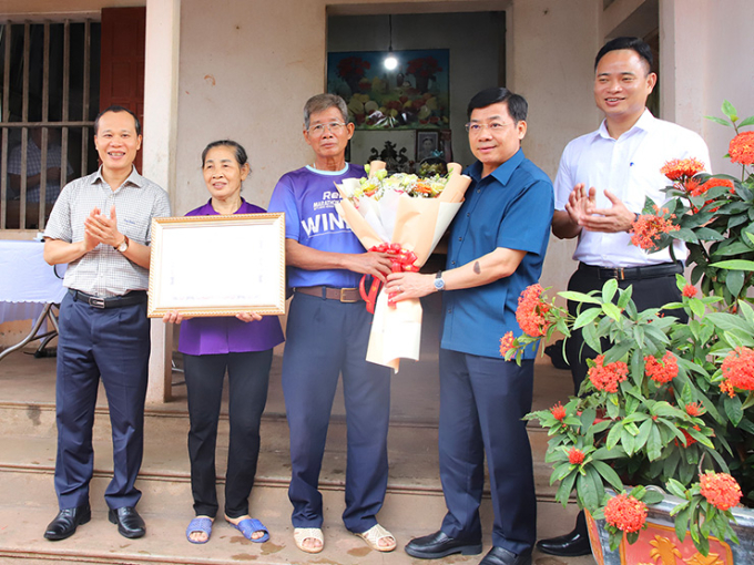   Ông Dương Văn Thái - Bí thư Tỉnh ủy Bắc Giang và ông Mai Sơn - Phó Chủ tịch Thường trực UBND tỉnh Bắc Giang trao Bằng khen của Chủ tịch UBND tỉnh và tiền thưởng cho gia đình (Ảnh: Cổng thông tin điện tử tỉnh Bắc Giang)  