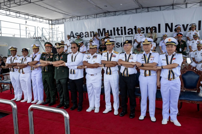   Bộ trưởng Bộ Quốc phòng Philippines và Tư lệnh Hải quân các nước ASEAN trên Tàu LD602. Ảnh: Báo hải quân Việt Nam  