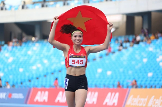   Nguyễn Linh Na hạnh phúc khi bảo vệ thành công HCV 7 môn phối hợp SEA Games (Ảnh: Thanh Xuân)  