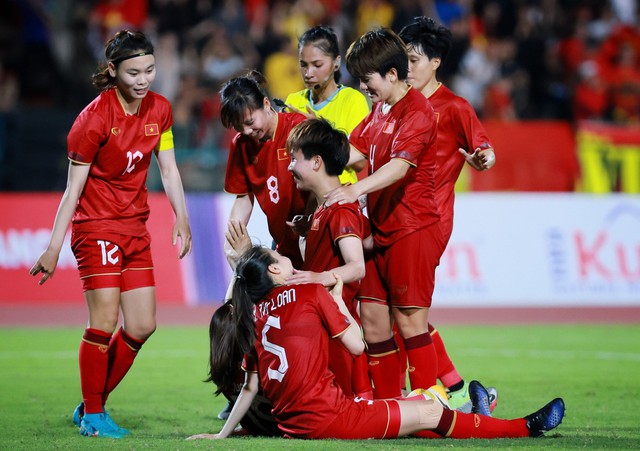 Khoảnh khắc chiến thắng đầy cảm xúc của ĐT nữ Việt Nam sau khi giành chiến thắng trong trận chung kết môn bóng đá nữ SEA Games 32.