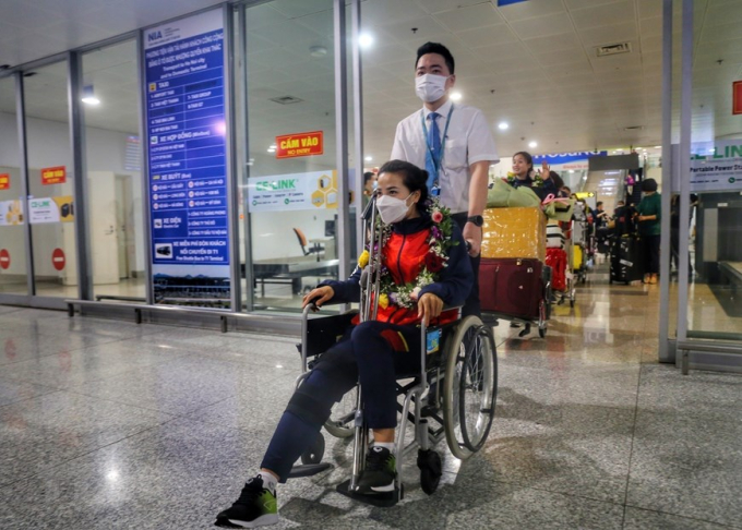 Cầu thủ Thúy Nga di chuyển bằng xe lăn do chấn thương trong trận chung kết với Myanmar. (Ảnh: Tuấn Đức/TTXVN)