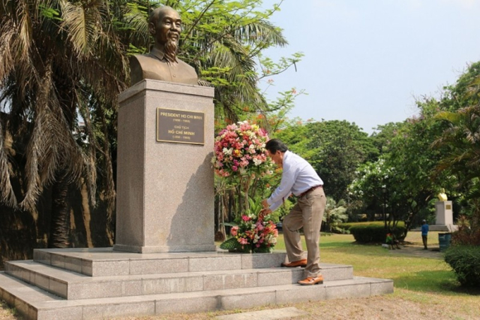   Tượng đài Chủ tịch Hồ Chí Minh trong Công viên ASEAN, Manila, Philippines được khánh thành nhân dịp kỷ niệm 35 năm thiết lập quan hệ ngoại giao Việt Nam - Philippines vào tháng 10/2011.  