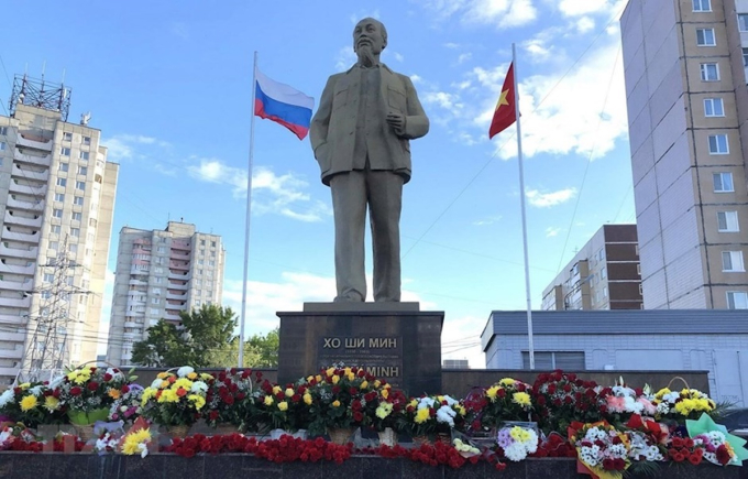   Tượng đài Chủ tịch Hồ Chí Minh được đặt tại quảng trường cùng tên ở thành phố Ulianovsk của Nga.  