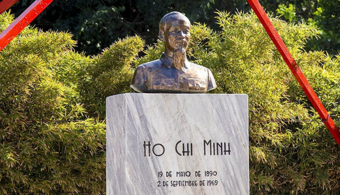   Tượng đài Hồ Chí Minh tại thủ đô Havana, Cuba, được hoàn thành vào dịp kỷ niệm 113 năm ngày sinh Chủ tịch Hồ Chí Minh 19/5/2003.  Tượng đài được đặt trong Công viên Hòa bình. Cuba ngày 20/4 tổ chức lễ đổi tên công viên Hòa bình thành Công viên Hồ Chí Minh.  