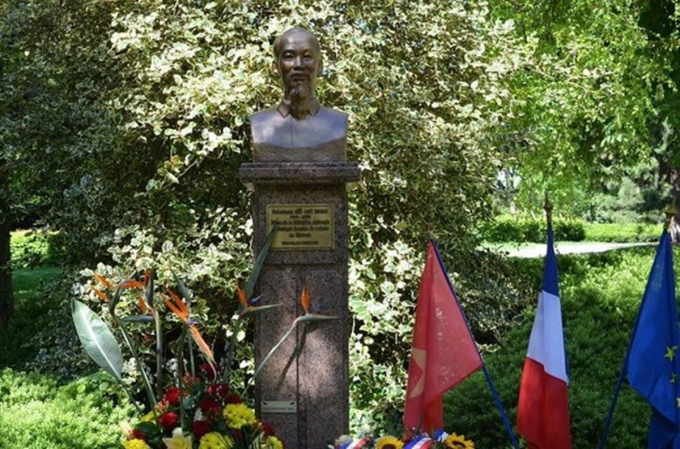   Tượng đài Chủ tịch Hồ Chí Minh tại Pháp được khánh thành vào năm 2005. Bức tượng ghi dòng chữ 