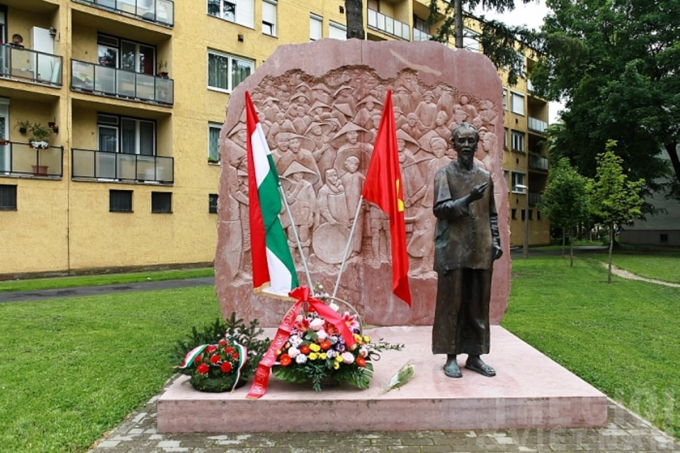   Tượng đài Chủ tịch Hồ Chí Minh tại thành phố Zalaegerszeg, cách thủ đô Budapest, Hungary, khoảng 240 km về phía tây. Bức tượng do nhà điêu khắc nổi tiếng Hungary Marton László thực hiện vào năm 1976.   