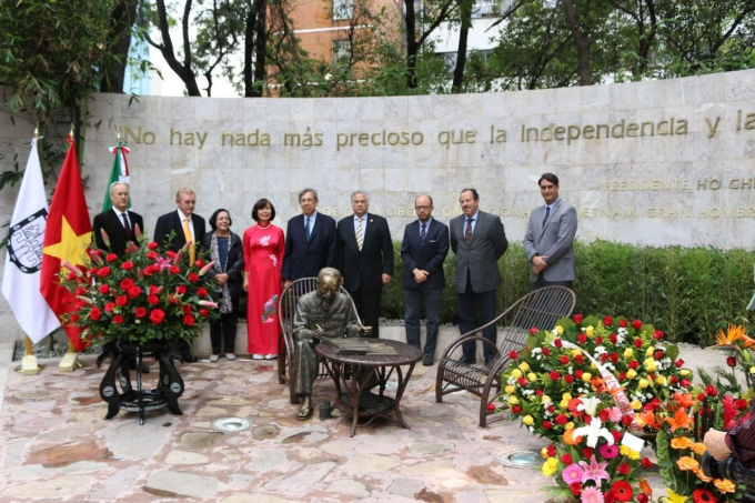   Bức tượng Chủ tịch Hồ Chí Minh làm việc bên bộ bàn ghế mây được khánh thành tháng 1/2009 tại công viên ở thủ đô Mexico City. Trên bức tường đằng sau bức tượng có ghi dòng chữ vàng 