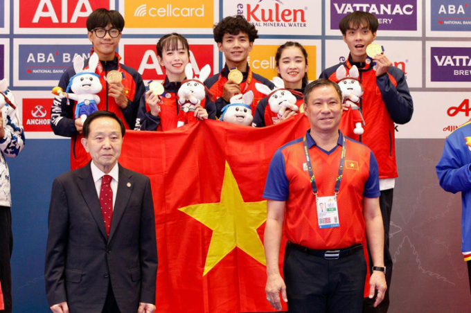   Minh Hy (bìa phải) trên bục nhận huy chương vàng quyền sáng tạo đồng đội SEA Games 32 - Ảnh: NGỌC GIÀU  