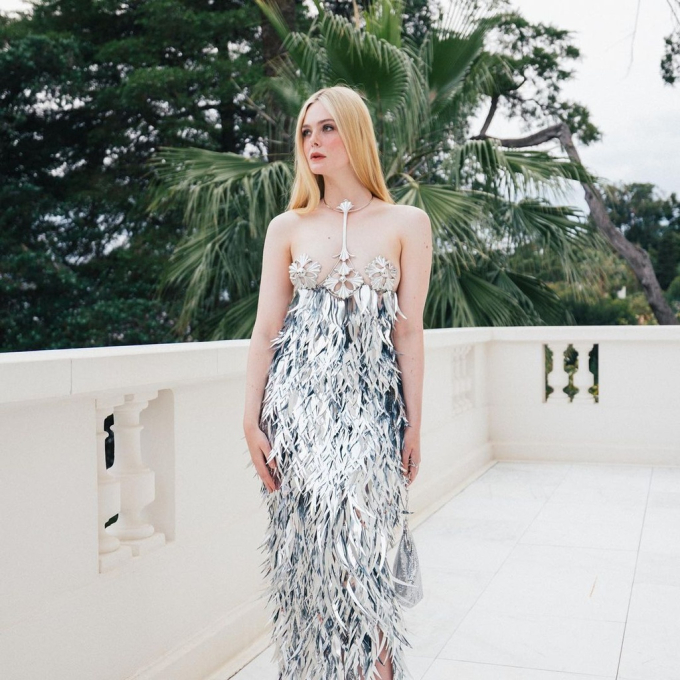 Elle Fanning tiếp tục chứng minh sức hút của mình với gu thời trang ấn tượng. Ngày 19/5, nữ diễn viên nhìn gợi cảm khi mặc váy kim loại dự tiệc chiều ở Cannes. Ảnh: ellefanning, Wire Image.