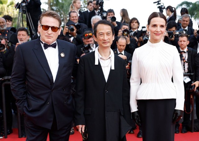   Trần Anh Hùng và hai diễn viên chính của La Passion de Dodin Bouffant trên thảm đỏ Cannes hôm 24.5. Ảnh: AFP  