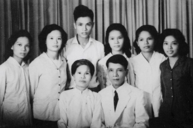   GS Đặng Thai Mai cùng vợ và các con. Từ trái sang: Đặng Thị Hạnh, Đặng Bích Hà, Đặng Thai Hoàng, Đặng Xuyến Như, Đặng Thanh Lê, Đặng Anh Đào. Ảnh chụp tại Hà Nội năm 1962.  