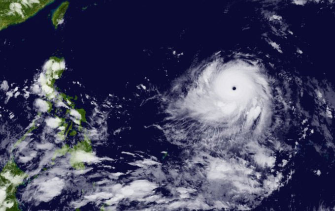   Cơn bão Mawar đã tăng cường sức mạnh lên cấp độ 5 ở Đại Tây Dương trong khi di chuyển về phía Philippines. (Ảnh: Twitter)  