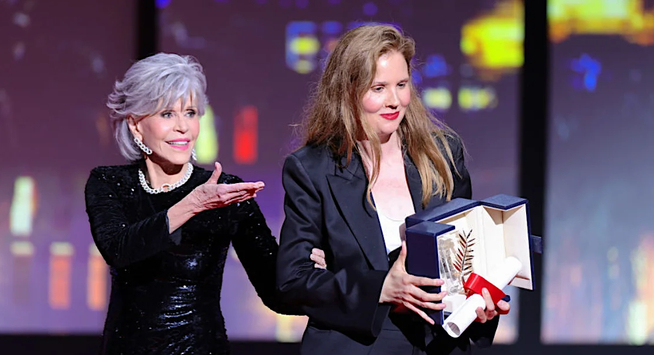   Nghệ sĩ gạo cội Jane Fonda trao giải Cành cọ vàng cho Justine Triet (phải) - đạo diễn phim 