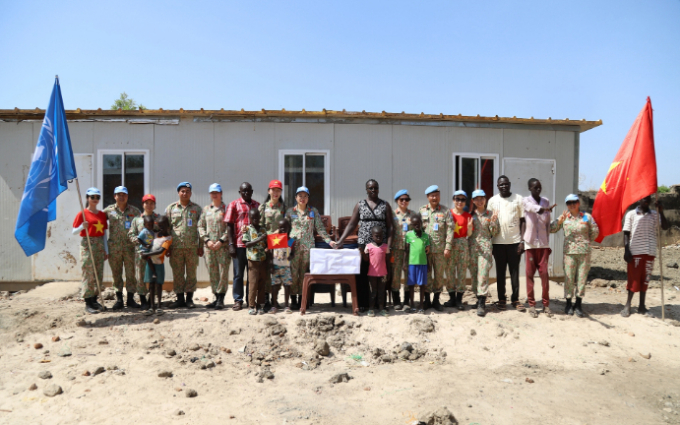 Chi hội Phụ nữ Công binh quyên góp tiền tặng thầy, trò trường mầm non tại Abyei 120 chiếc ghế nhựa và nhiều phần quà ý nghĩa