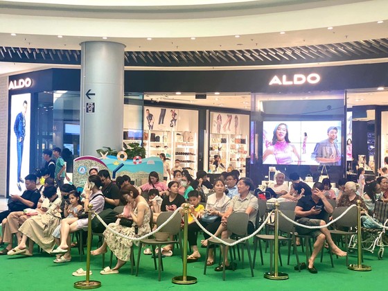   TTTM Aeon Mall Long Biên bố trí khu vực ngồi tránh nắng nóng cho người dân trong khu vực bị mất điện.  
