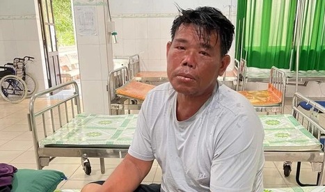   Anh Việt lúc được điều trị tại đảo Phú Qúy. Ảnh: VTV  