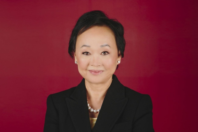 Peggy Cherng (75 tuổi) - tài sản 3,1 tỷ USD. Bà là Đồng sáng lập và Đồng giám đốc điều hành của Panda Express - chuỗi cửa hàng thức ăn nhanh Trung Quốc. Năm 1982, bà rời bỏ sự nghiệp kỹ sư để giúp chồng là Andrew Cherng, mở địa điểm đầu tiên của Panda Express tại trung tâm mua sắm lớn thứ hai ở Los Angeles.Cô đã xây dựng các hệ thống vận hành và theo dõi phản hồi của khách hàng. Năm 2018, gia đình Cherngs đầu tư vào tập đoàn sở hữu khách sạn Mandarin Oriental, nay là Waldorf Astoria, ở Las Vegas với giá 214 triệu USD.