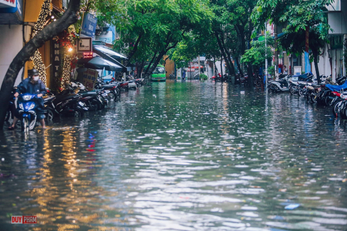 Nhiều tuyến phố Hà Nội ngập sâu sau cơn mưa lớn