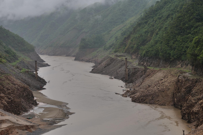 Lòng sông Đà nhiều đoạn rộng tới 700 m, tuy nhiên hiện nay dòng chảy chỉ còn duy trì khoảng 50 m. Ảnh: VNExpress