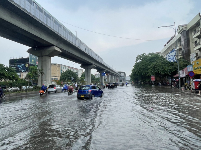 Nhiều tuyến phố Hà Nội ngập sâu sau cơn mưa lớn