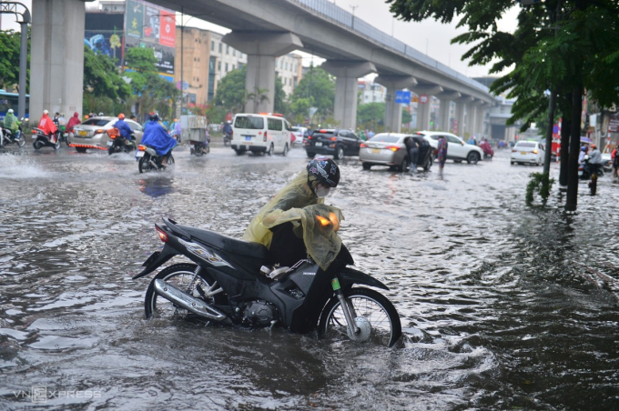 Đường Nguyễn Trãi, quận Thanh Xuân ngập 20-40 cm, nhiều xe bị chết máy. Ảnh: VNExpress