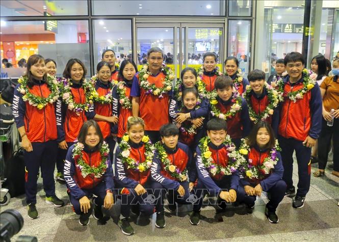 Đội tuyển bóng đá nữ Việt Nam về tới Hà Nội sau khi giành chức vô địch SEA Games 32, ngày 16/5/2023. Ảnh: Tuấn Đức/TTXVN