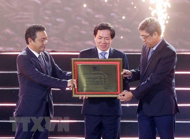 Ông Hoàng Đạo Cương, Thứ trưởng Bộ Văn hóa, Thể thao và Du lịch trao Bằng công nhận của UNESCO ghi danh Nghệ thuật làm gốm của người Chăm vào Danh sách Di sản Văn hóa Phi vật thể cần bảo vệ khẩn cấp cho tỉnh Ninh Thuận. (Ảnh: Thống Nhất/TTXVN)