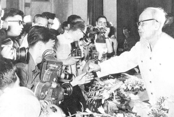 Chủ tịch Hồ Chí Minh với các phóng viên báo đài. (Ảnh tư liệu)