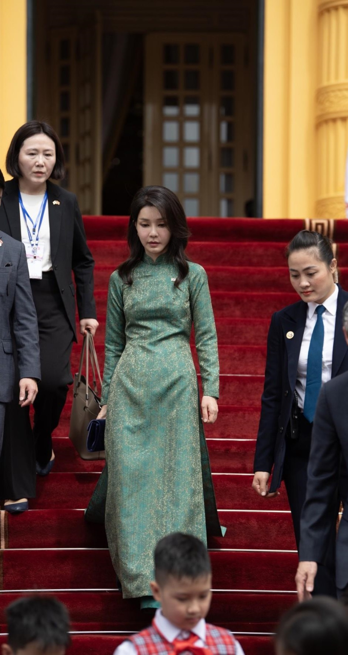 Phu nhân Hàn Quốc - Kim Keon Hee trong tà áo dài Việt Nam.