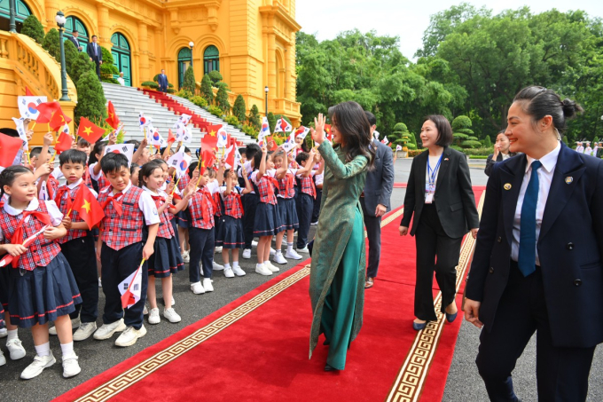Đệ nhất Phu nhân Hàn Quốc diện áo dài trong chuyến thăm Việt Nam