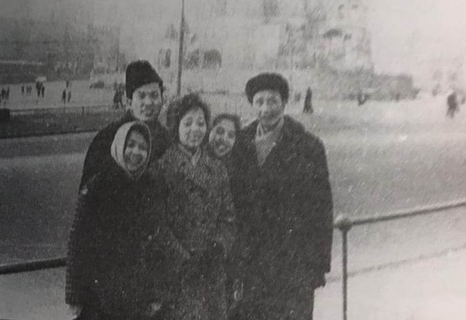   Từ phải qua trái: GS Hồ Đắc Di cùng con gái Hồ Thể Lan và con rể Vũ Khoan tại Mát-xcơ-va (1968). Ảnh: Tư liệu gia đình ông Vũ Khoan.  